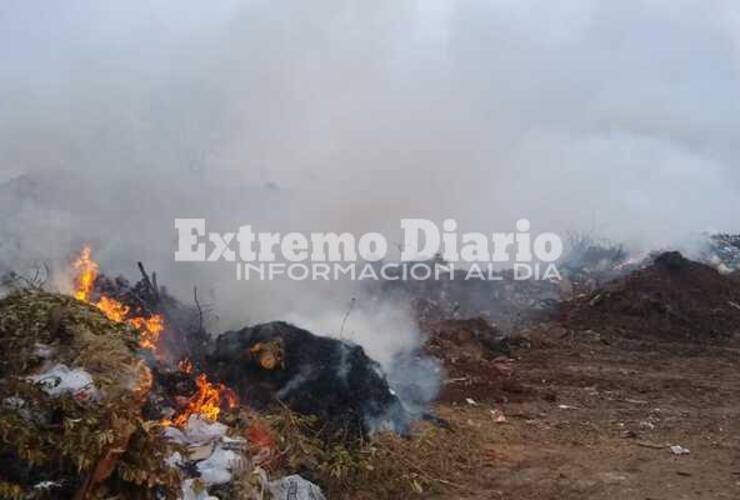 El fuego de grandes dimensiones fue controlado por personal comunal.