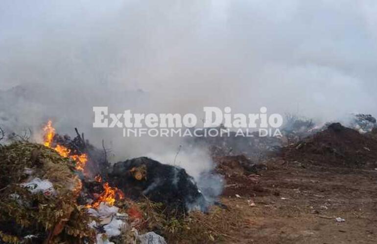 El fuego de grandes dimensiones fue controlado por personal comunal.