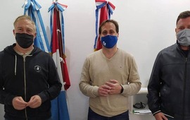 Reuni&oacute;n en la Comuna. Sensini jug&oacute; tres mundiales con Argentina.
