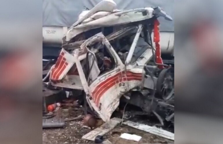 Así quedó uno de los camiones que participó del siniestro en la Autopista a Santa Fe.