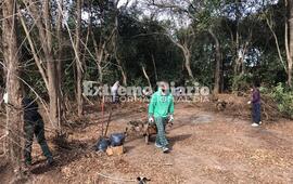 Imagen de Muy buena iniciativa: Vecinos limpian espacios p&uacute;blicos en Playa Mansa
