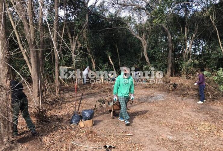 Imagen de Muy buena iniciativa: Vecinos limpian espacios públicos en Playa Mansa