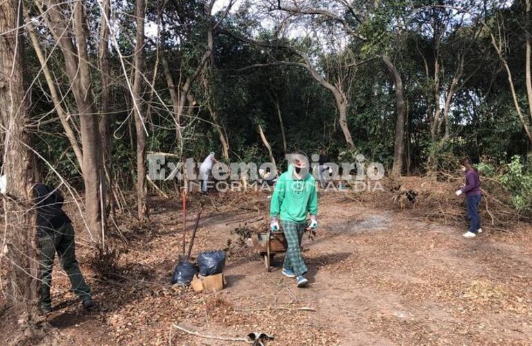 Imagen de Muy buena iniciativa: Vecinos limpian espacios públicos en Playa Mansa