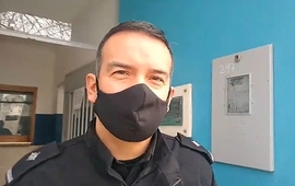 H&eacute;ctor Saucedo brind&oacute; informe desde las puertas de la Seccional 27ma.