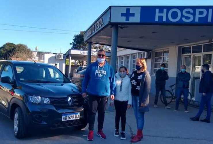 Oscar Pensatto y su familia recibieron la llave del vehículo