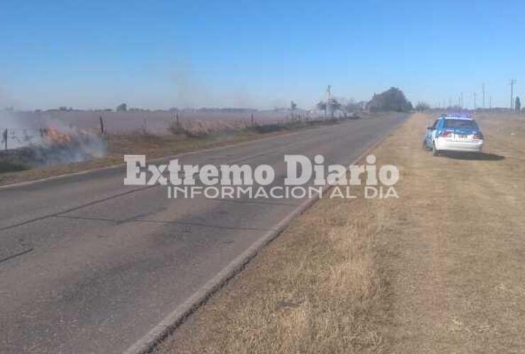 Bomberos trabajan en el lugar.