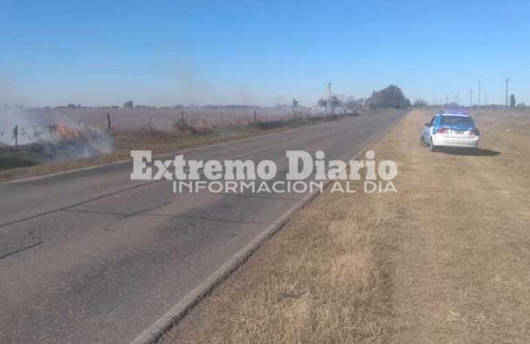 Bomberos trabajan en el lugar.