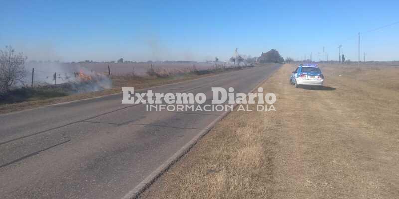 Bomberos trabajan en el lugar.