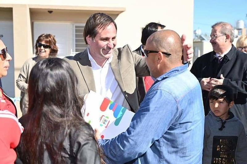 Vista a&eacute;rea: El gobernador Miguel Lifchitz particip&oacute; del acto junto a un gran n&uacute;mero de vecinos y funcionarios.