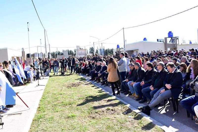 Vista a&eacute;rea: El gobernador Miguel Lifchitz particip&oacute; del acto junto a un gran n&uacute;mero de vecinos y funcionarios.