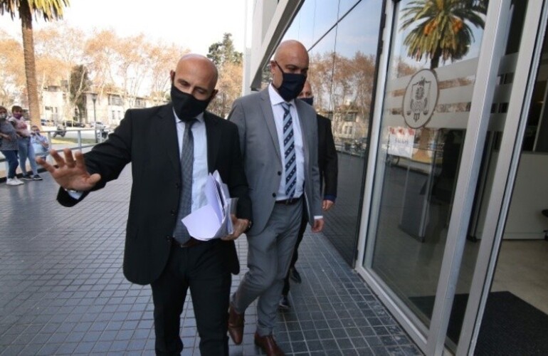 As&iacute; entraba Ponce Asahad con su abogado a la audiencia imputativa. (Alan Monz&oacute;n/Rosario3)