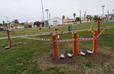 El parque central y demás espacios públicos, con los elementos prohibidos para su uso.