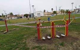 El parque central y dem&aacute;s espacios p&uacute;blicos, con los elementos prohibidos para su uso.