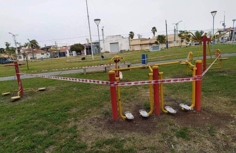 El parque central y demás espacios públicos, con los elementos prohibidos para su uso.