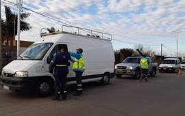Uno de los controles, sobre Lisandro de la Torre en acceso a Ruta 21