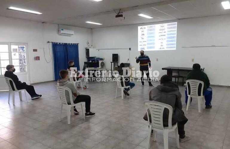 Imagen de Capacitaci&oacute;n para licencias de conducir en el sum del centro cultural