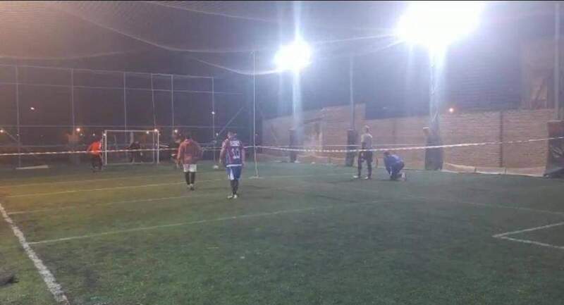 Los grupos juegan con una cinta divisoria de espacios y la cancha remarcada.