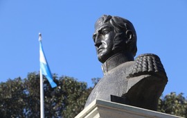 Imagen de Izamiento de bandera y palma floral en homenaje al General Jos&eacute; de San Mart&iacute;n