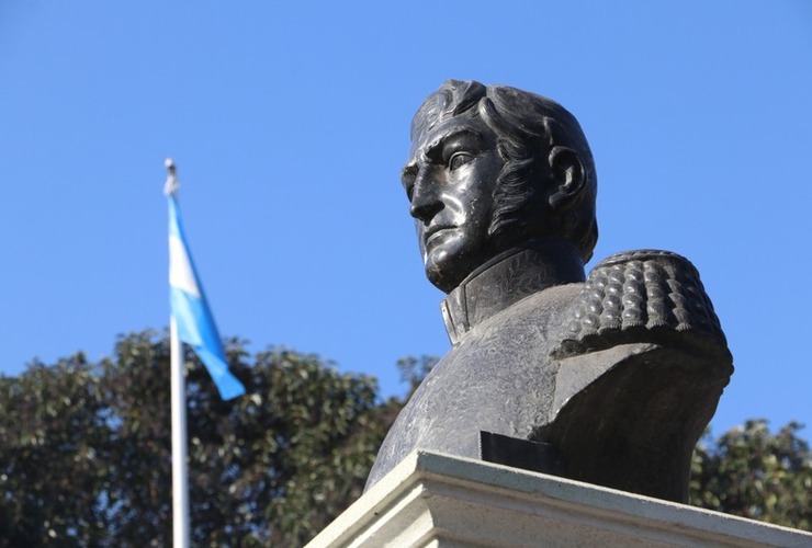 Imagen de Izamiento de bandera y palma floral en homenaje al General José de San Martín