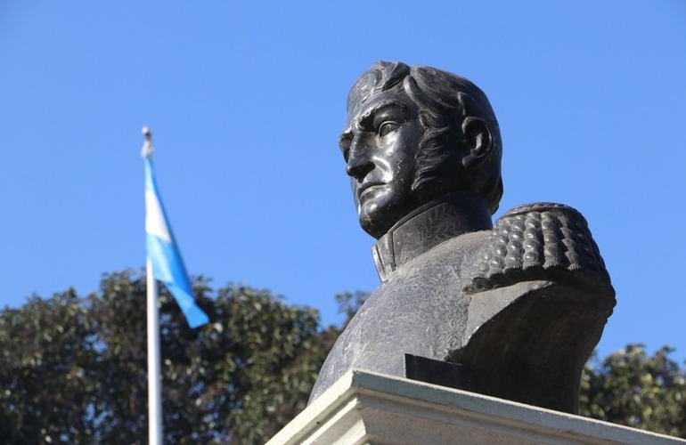 Imagen de Izamiento de bandera y palma floral en homenaje al General José de San Martín