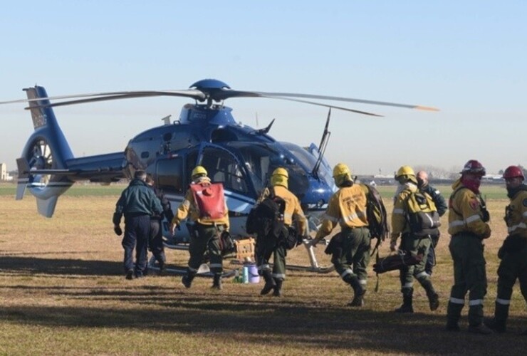 Los brigadistas en los operativos de combate del fuego en las islas. (Twitter/@Sinagir_Arg)