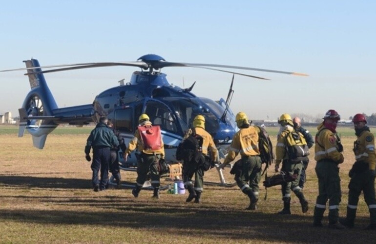 Los brigadistas en los operativos de combate del fuego en las islas. (Twitter/@Sinagir_Arg)