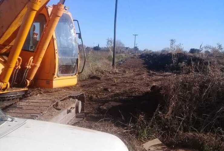 Imagen de Últimos metros de trabajo con maquinaria provincial para la limpieza del Canal Savoca