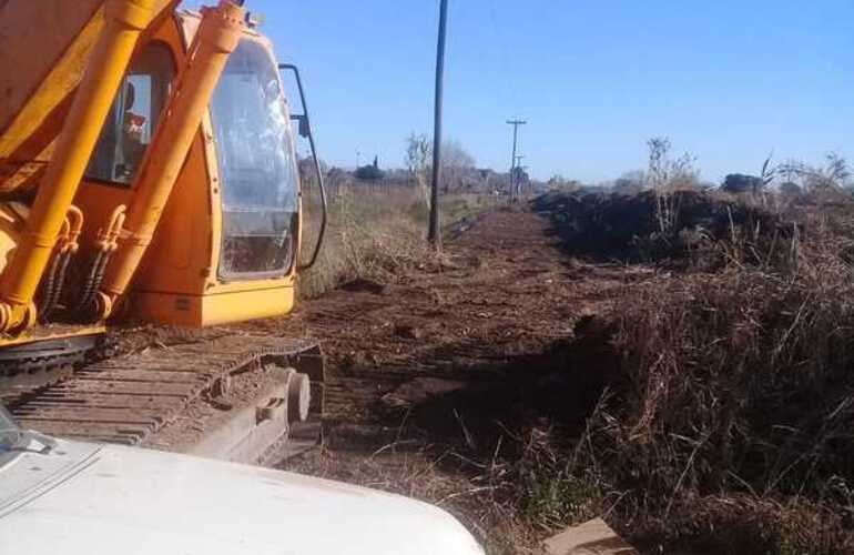 Imagen de Últimos metros de trabajo con maquinaria provincial para la limpieza del Canal Savoca