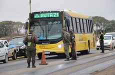 Imagen de Covid - 19: Personal de la CNRT y Gendarmería colaboran en los controles del acceso sur