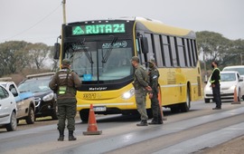 Imagen de Covid - 19: Personal de la CNRT y Gendarmer&iacute;a colaboran en los controles del acceso sur