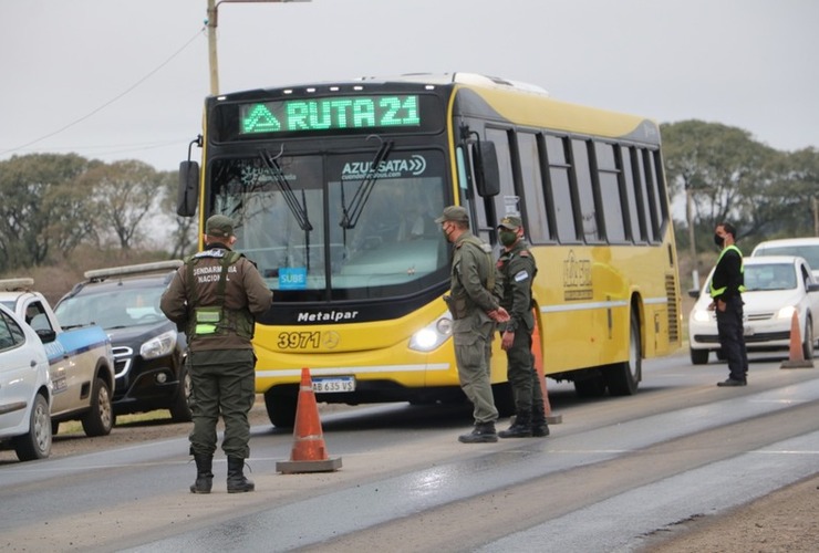 Imagen de Covid - 19: Personal de la CNRT y Gendarmería colaboran en los controles del acceso sur