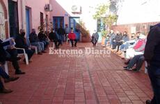 Imagen de Comerciantes, Ejecutivo y Concejales reunidos en el patio del Centro Cultural