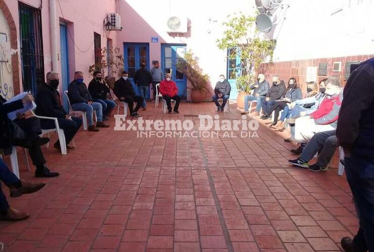 Imagen de Comerciantes, Ejecutivo y Concejales reunidos en el patio del Centro Cultural