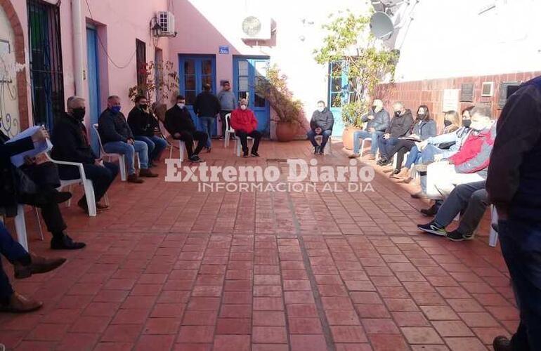 Imagen de Comerciantes, Ejecutivo y Concejales reunidos en el patio del Centro Cultural