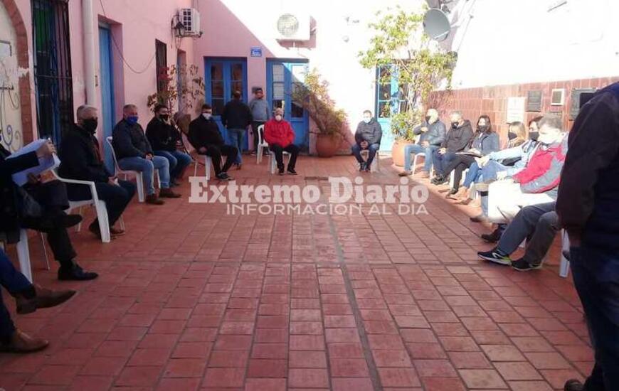 Imagen de Comerciantes, Ejecutivo y Concejales reunidos en el patio del Centro Cultural