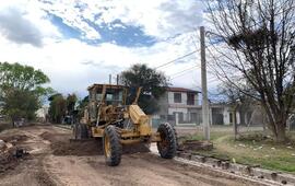 Imagen de Obras P&uacute;blicas: Avanzan las tareas de cord&oacute;n cuneta para nuestros barrios