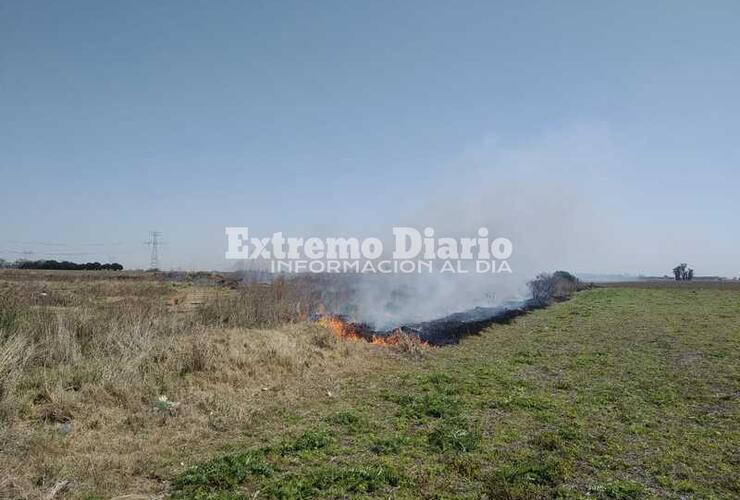 Imagen de Incendio de pastizales en el Barrio El Ombú