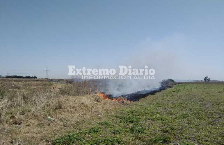 Imagen de Incendio de pastizales en el Barrio El Ombú