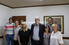 Victoria Echeverr&iacute;a (izq de Esper) en una de sus visitas a nuestra ciudad