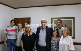 Victoria Echeverr&iacute;a (izq de Esper) en una de sus visitas a nuestra ciudad