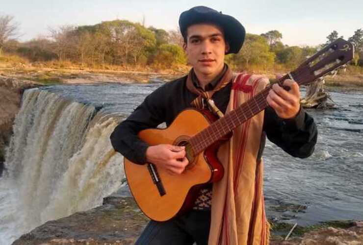 El joven músico de Fighiera se suma a la solidaridad.