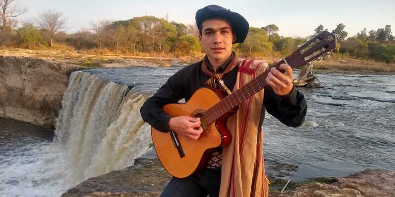 El joven m&uacute;sico de Fighiera se suma a la solidaridad.