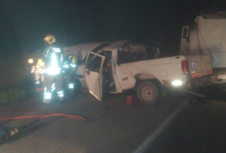 Así quedó la camioneta que conducía el hombre que perdió la vida. (Gentileza El Roldanense)