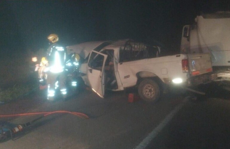 Así quedó la camioneta que conducía el hombre que perdió la vida. (Gentileza El Roldanense)