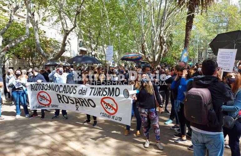 La manifestación se realizó esta mañana frente a la Municipalidad de Rosario