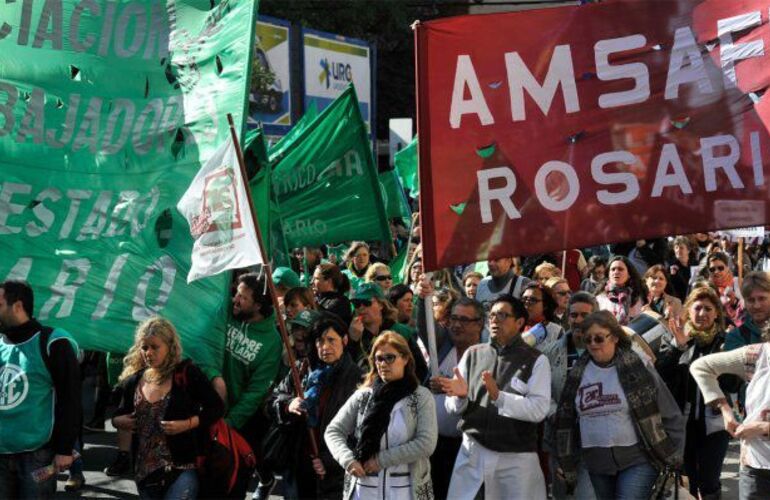 Los docentes de Amsafé, en una foto de archivo en la que planteaban reclamos salariales junto a trabajadores estatales.