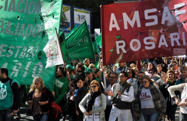 Los docentes de Amsafé, en una foto de archivo en la que planteaban reclamos salariales junto a trabajadores estatales. Los docentes de Amsafé, en una foto de archivo en la que planteaban reclamos salariales junto a trabajadores estatales.