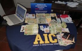 Parte del dinero secuestrado a la banda en el allanamiento realizado en junio pasado en el complejo de caba&ntilde;as donde se alojaba. Foto: AIC