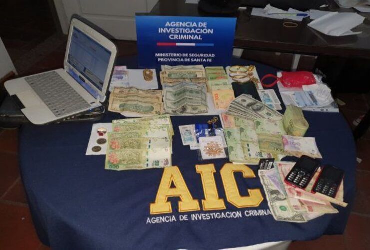 Parte del dinero secuestrado a la banda en el allanamiento realizado en junio pasado en el complejo de cabañas donde se alojaba. Foto: AIC