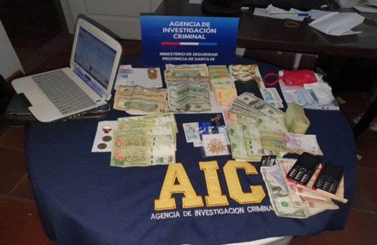 Parte del dinero secuestrado a la banda en el allanamiento realizado en junio pasado en el complejo de cabañas donde se alojaba. Foto: AIC